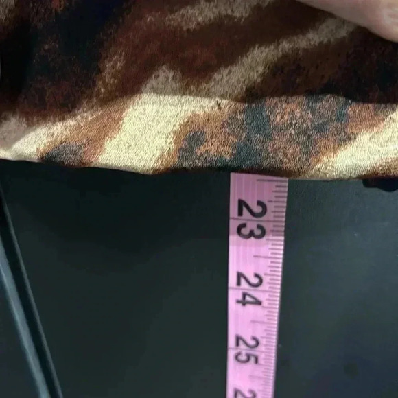 bar III Round v-cut neck, keyhole, long sleeve elastic waist back animal print - Picture 11 of 14